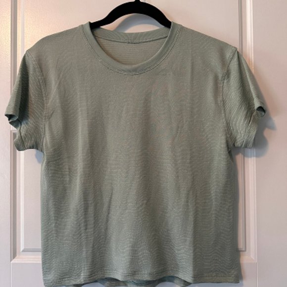 lululemon athletica Tops - EUC Lululemon Train to Be Seamless Short Sleeve US size 6